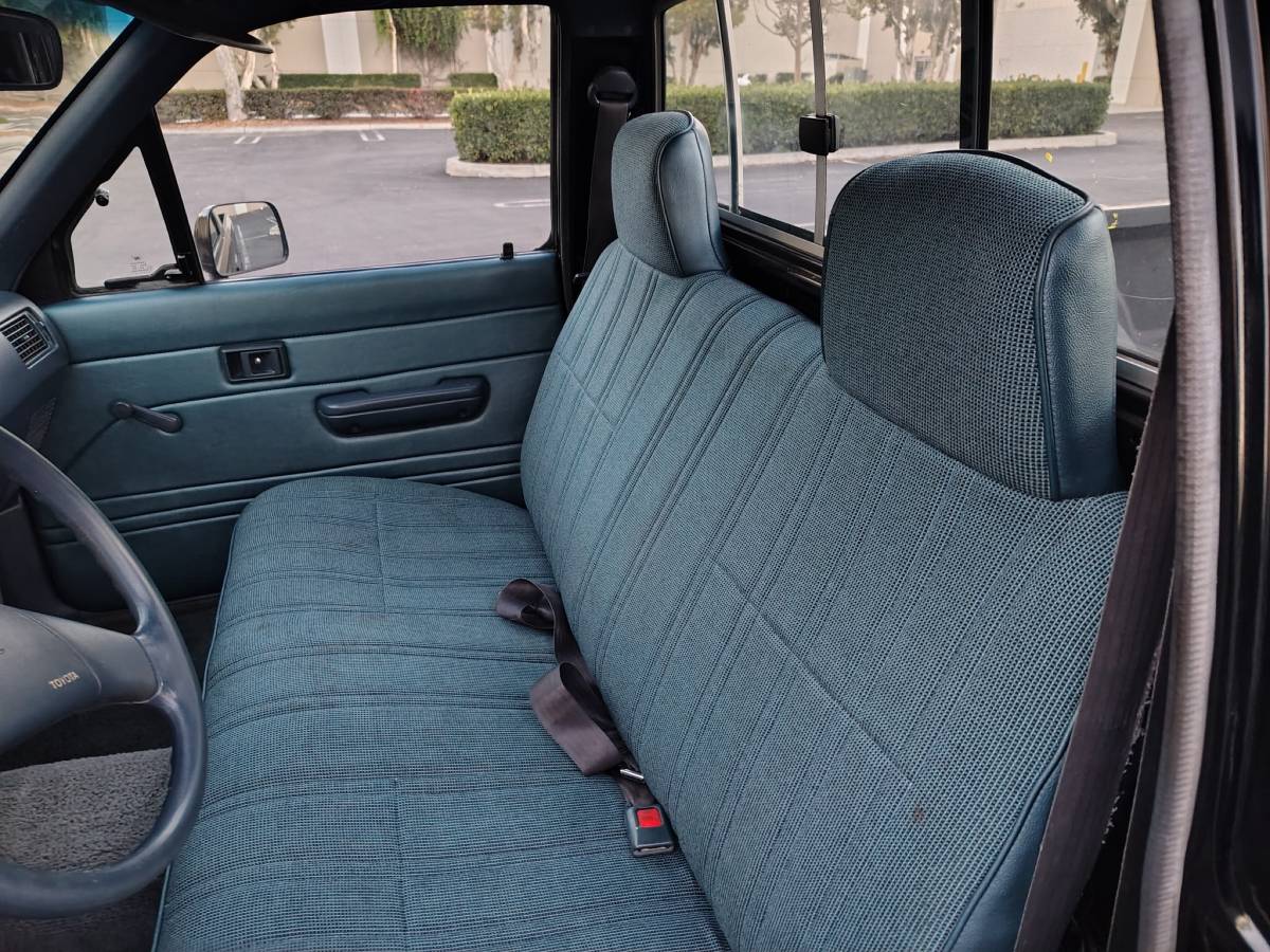 Toyota-pickup-1991-black