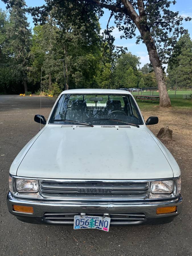 Toyota-pickup-1991-white-1
