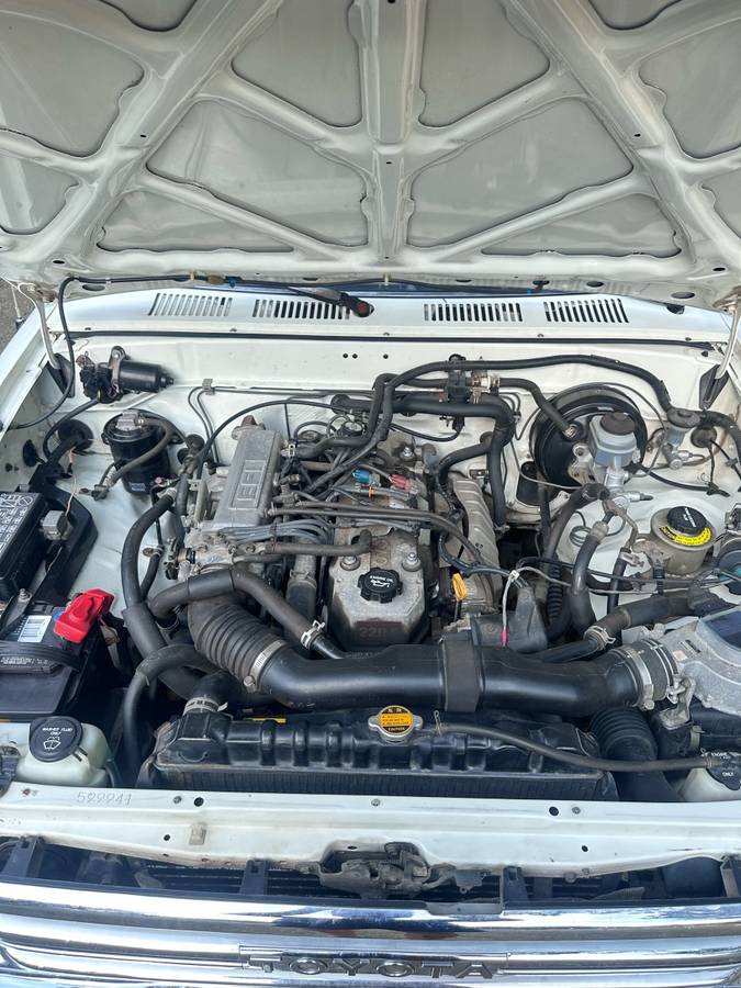 Toyota-pickup-1991-white-10
