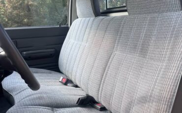 Toyota-pickup-1991-white-12