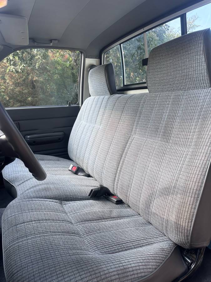 Toyota-pickup-1991-white-12
