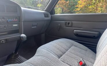 Toyota-pickup-1991-white-13