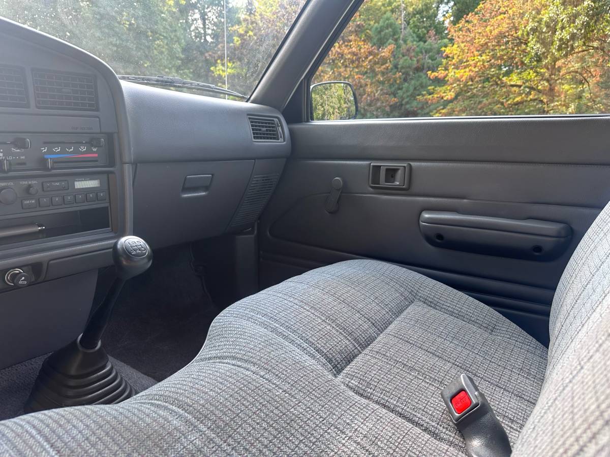 Toyota-pickup-1991-white-13