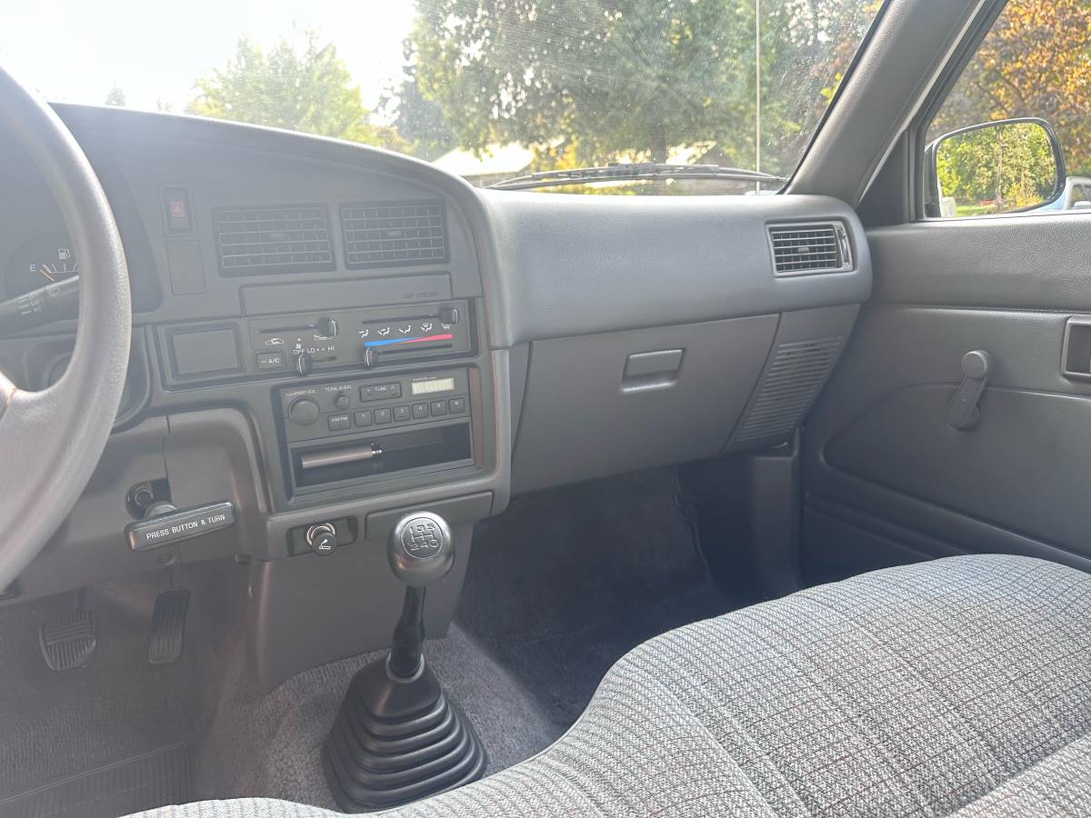 Toyota-pickup-1991-white-14
