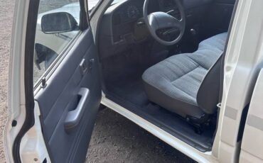 Toyota-pickup-1991-white-15