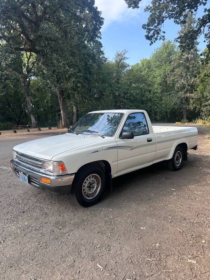 Toyota-pickup-1991-white-2