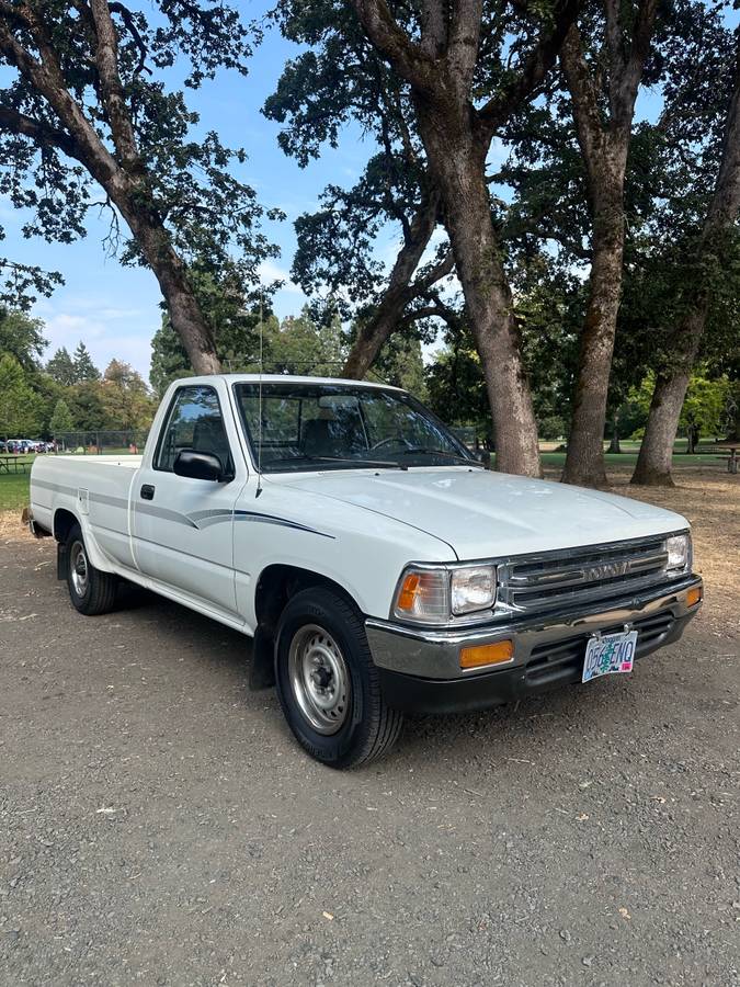 Toyota-pickup-1991-white