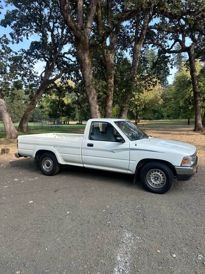 Toyota-pickup-1991-white-3