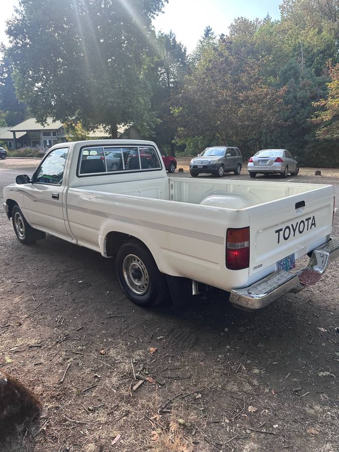 Toyota-pickup-1991-white-4