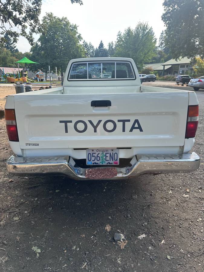 Toyota-pickup-1991-white-5