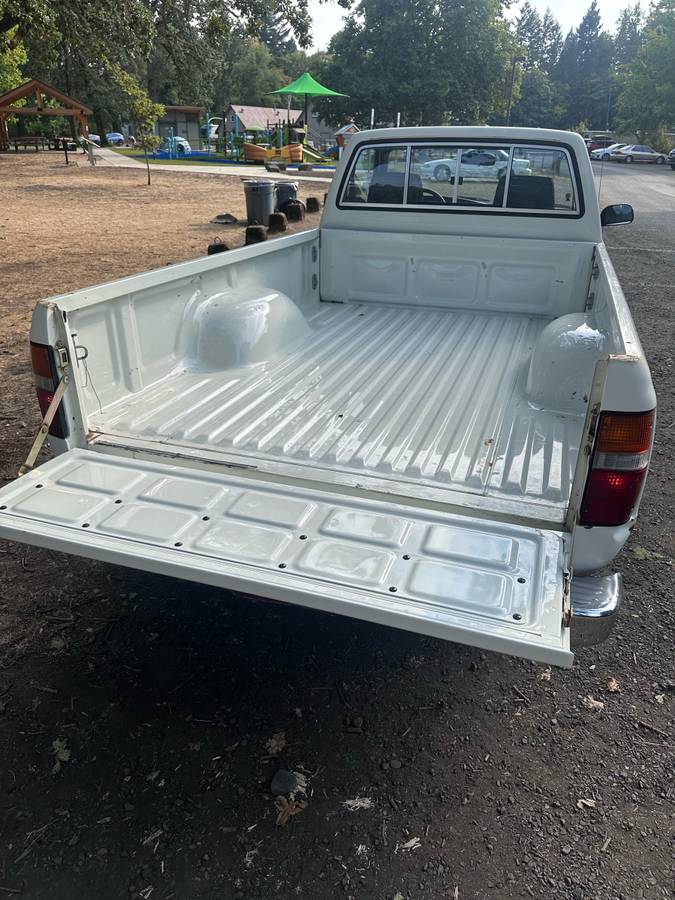 Toyota-pickup-1991-white-6