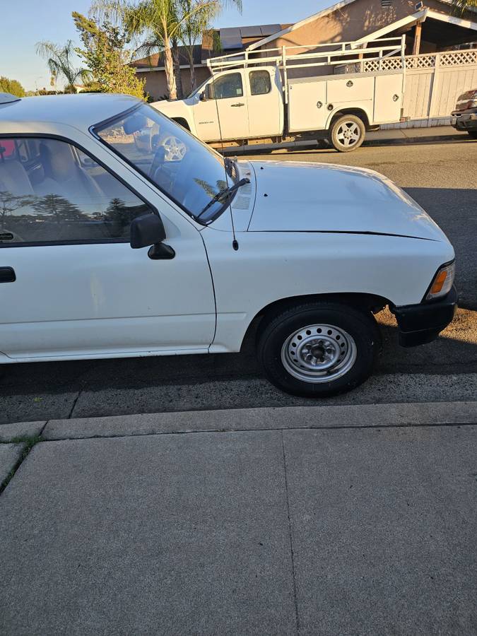 Toyota-pickup-1994-white-1