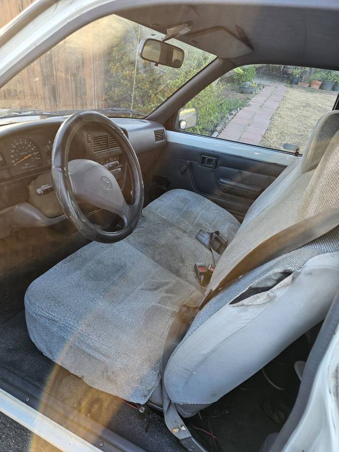Toyota-pickup-1994-white-4