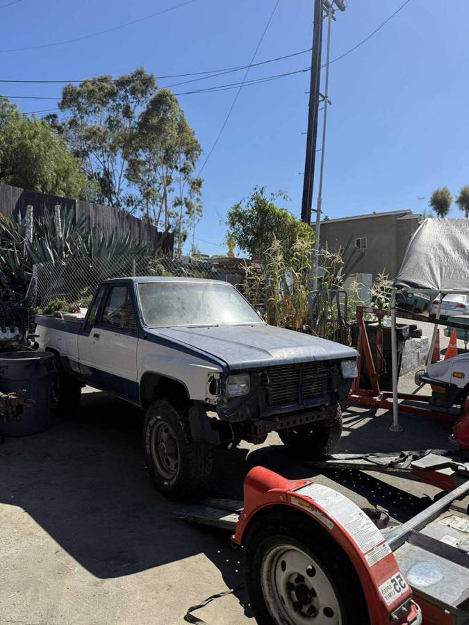 Toyota-pickup-4x4-1983-11