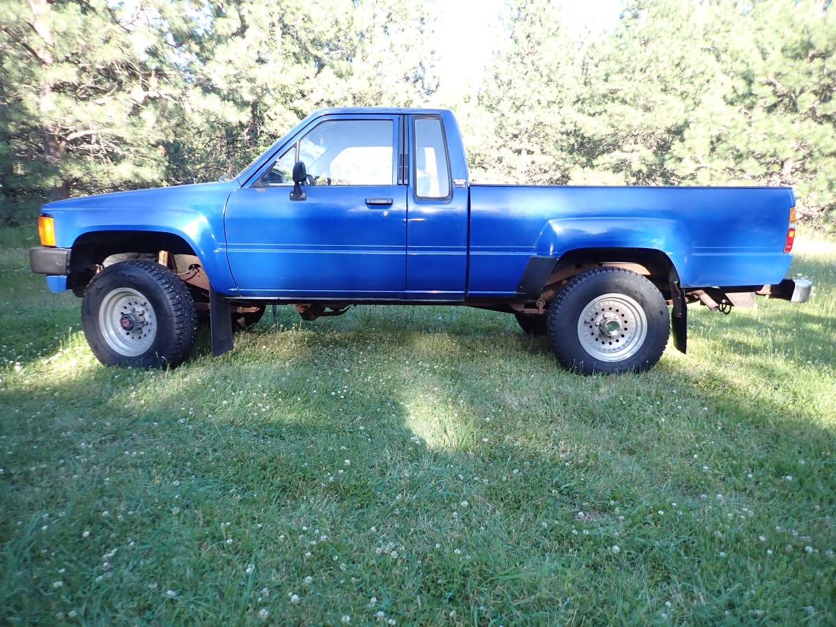 Toyota-pickup-4x4-1985-blue