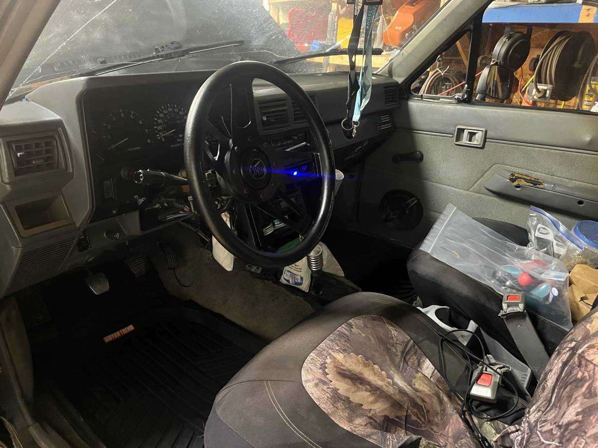 Toyota-pickup-4x4-1986-black-1