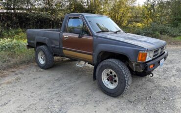 Toyota-pickup-4x4-1986-black-2