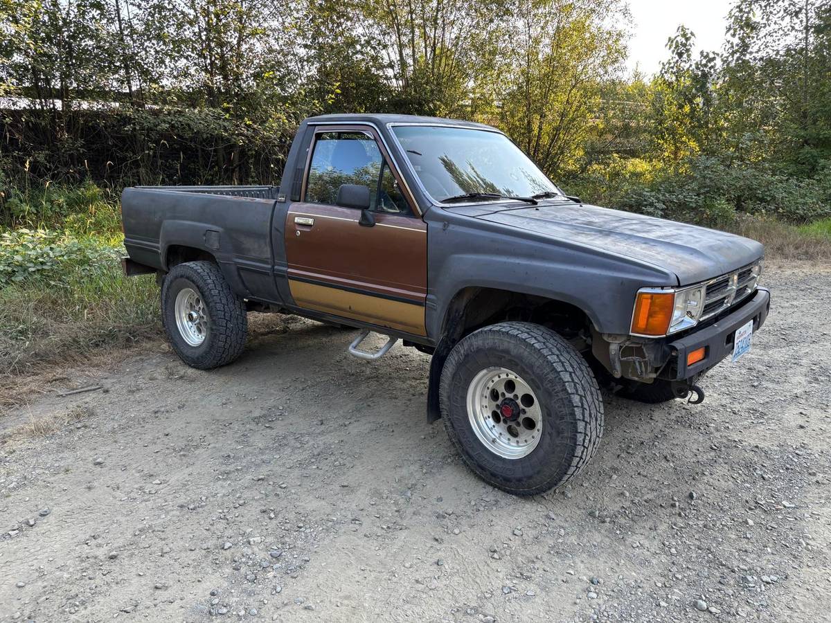 Toyota-pickup-4x4-1986-black-2