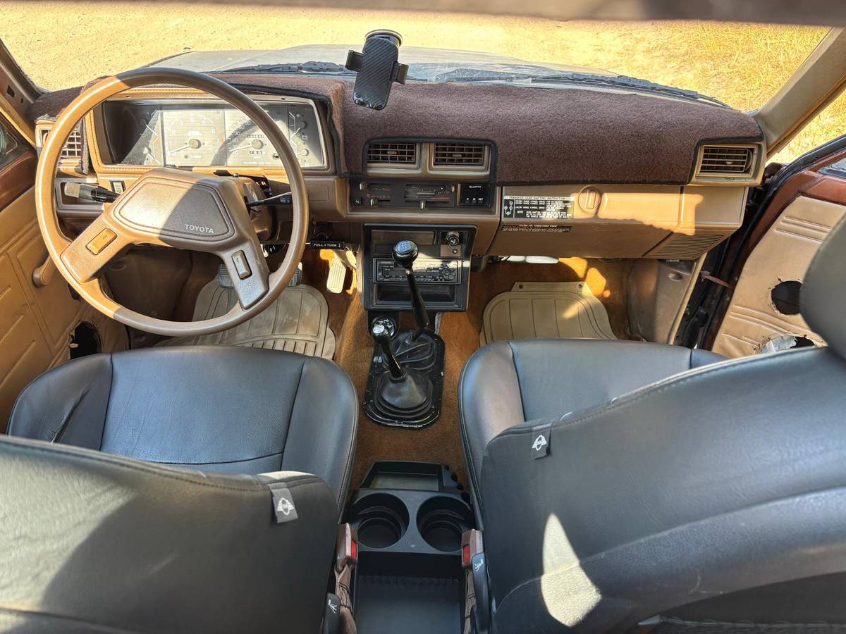 Toyota-pickup-4x4-1986-black-3