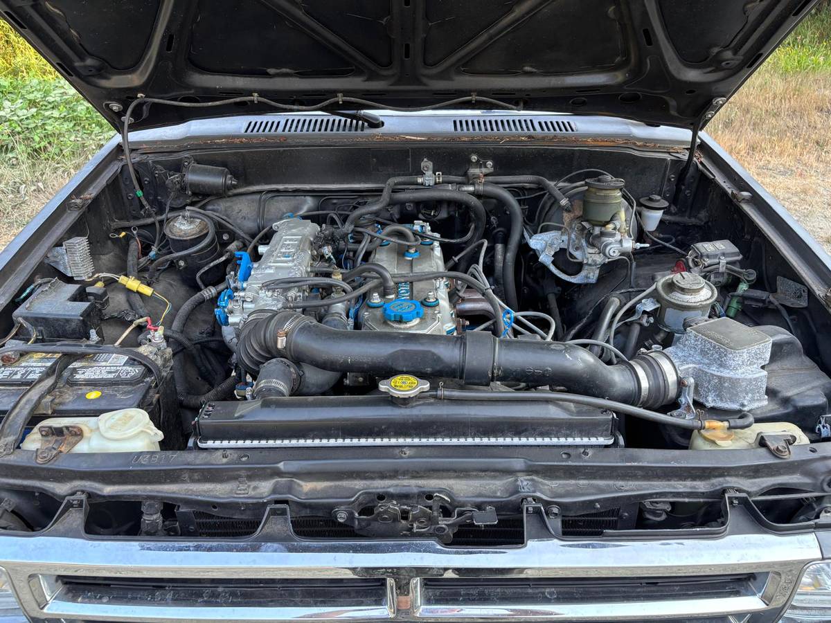 Toyota-pickup-4x4-1986-black-5