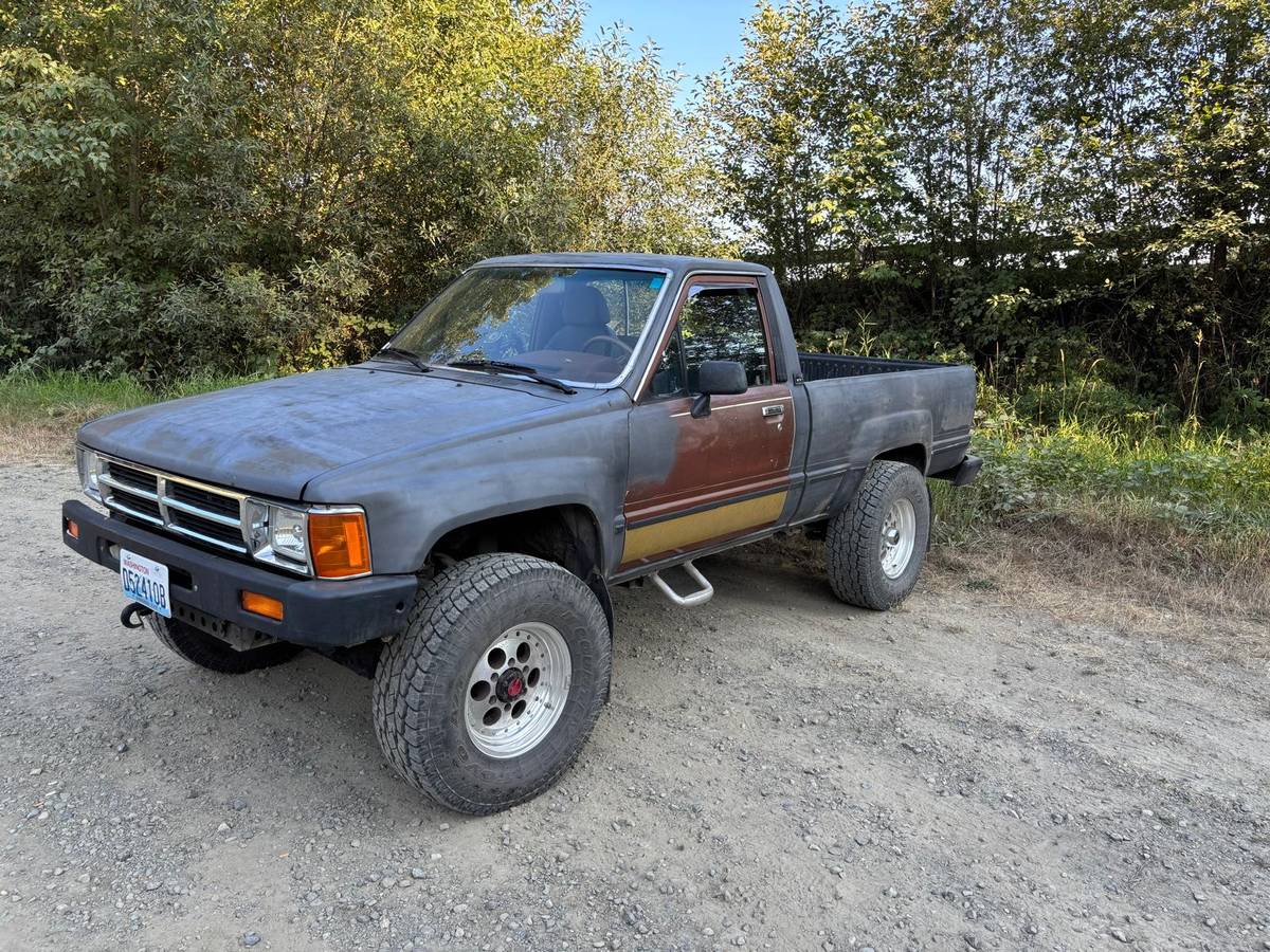 Toyota-pickup-4x4-1986-black