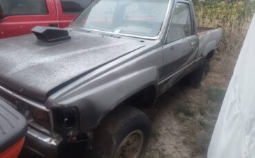 Toyota-pickup-4x4-1987-grey-1