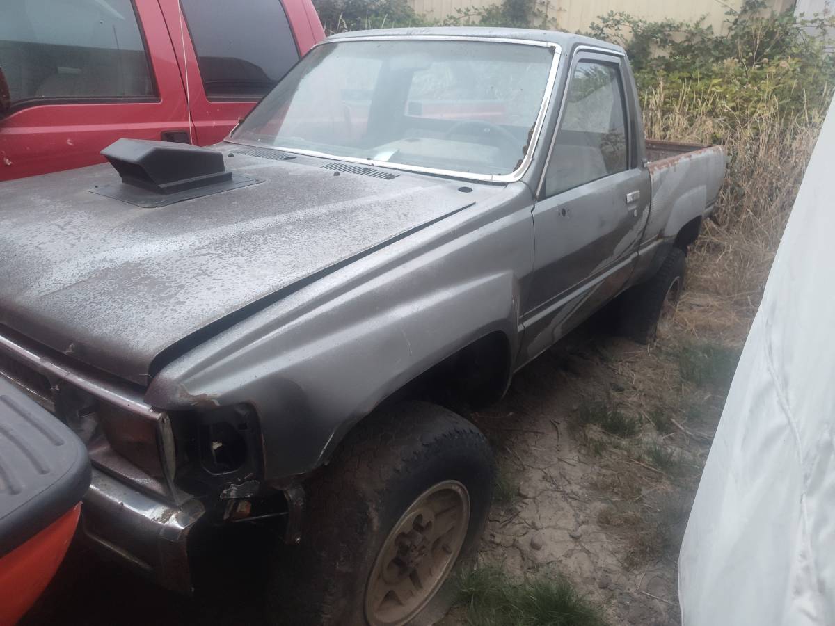 Toyota-pickup-4x4-1987-grey-1