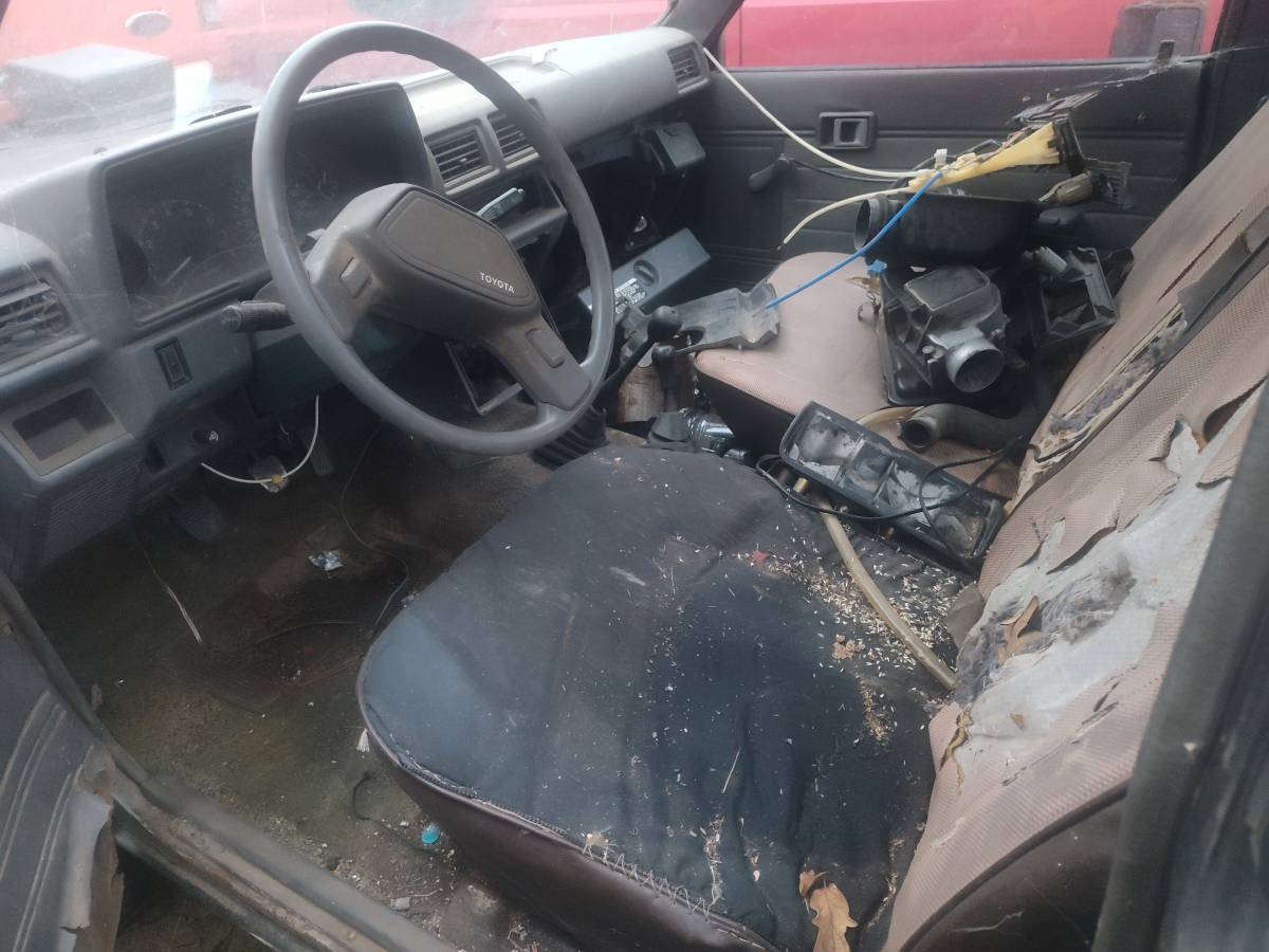 Toyota-pickup-4x4-1987-grey-4