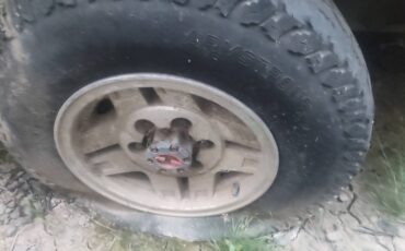 Toyota-pickup-4x4-1987-grey-5