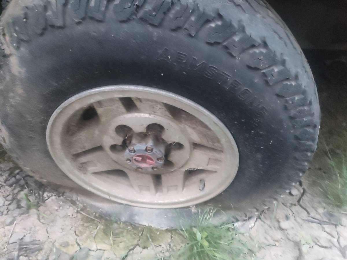 Toyota-pickup-4x4-1987-grey-5