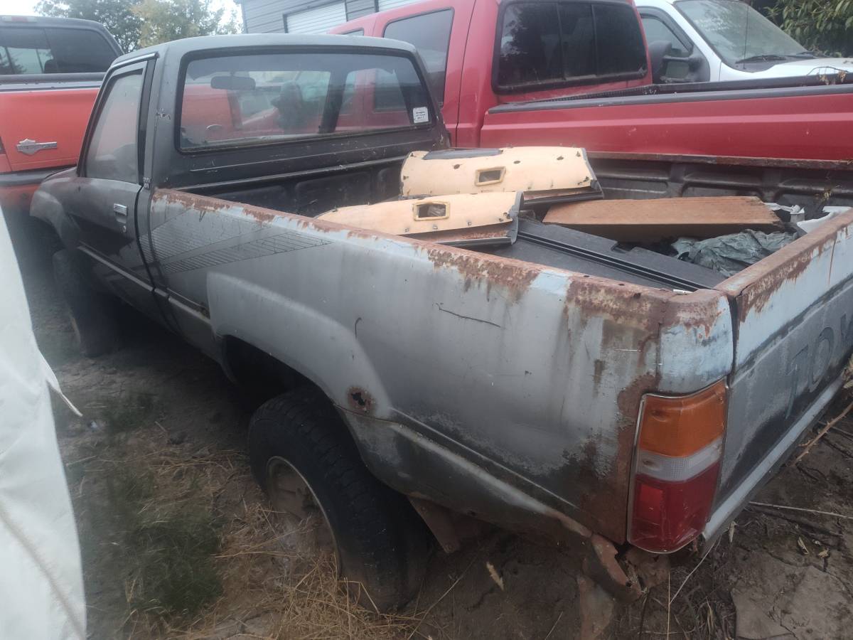 Toyota-pickup-4x4-1987-grey