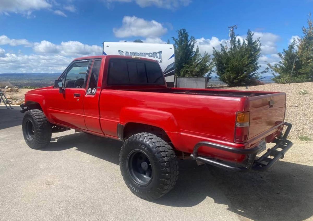 Toyota-pickup-4x4-1987-red-1