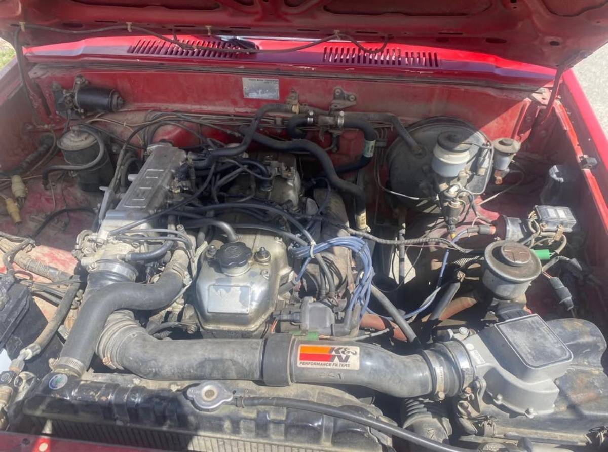 Toyota-pickup-4x4-1987-red-7