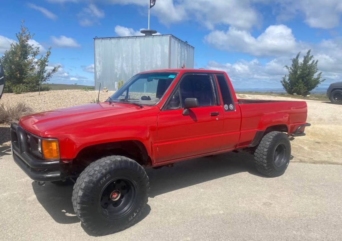 Toyota-pickup-4x4-1987-red
