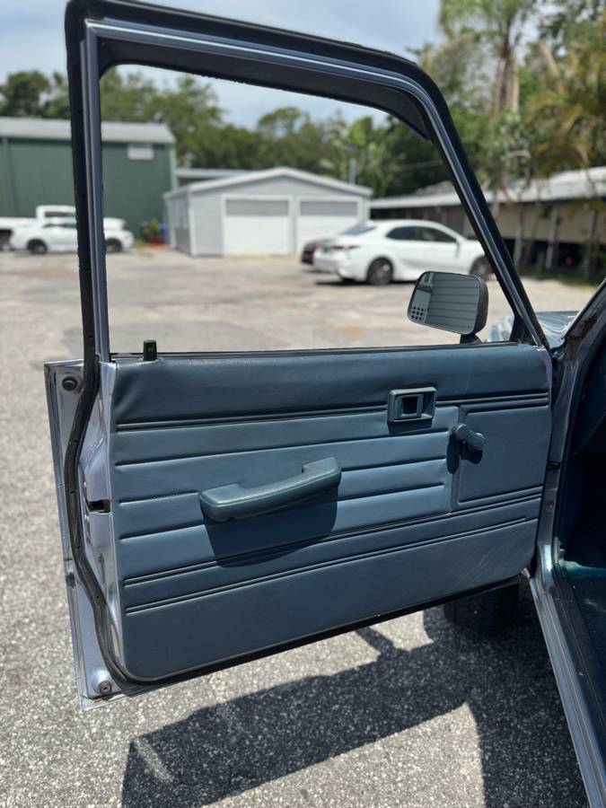 Toyota-pickup-4x4-1988-blue