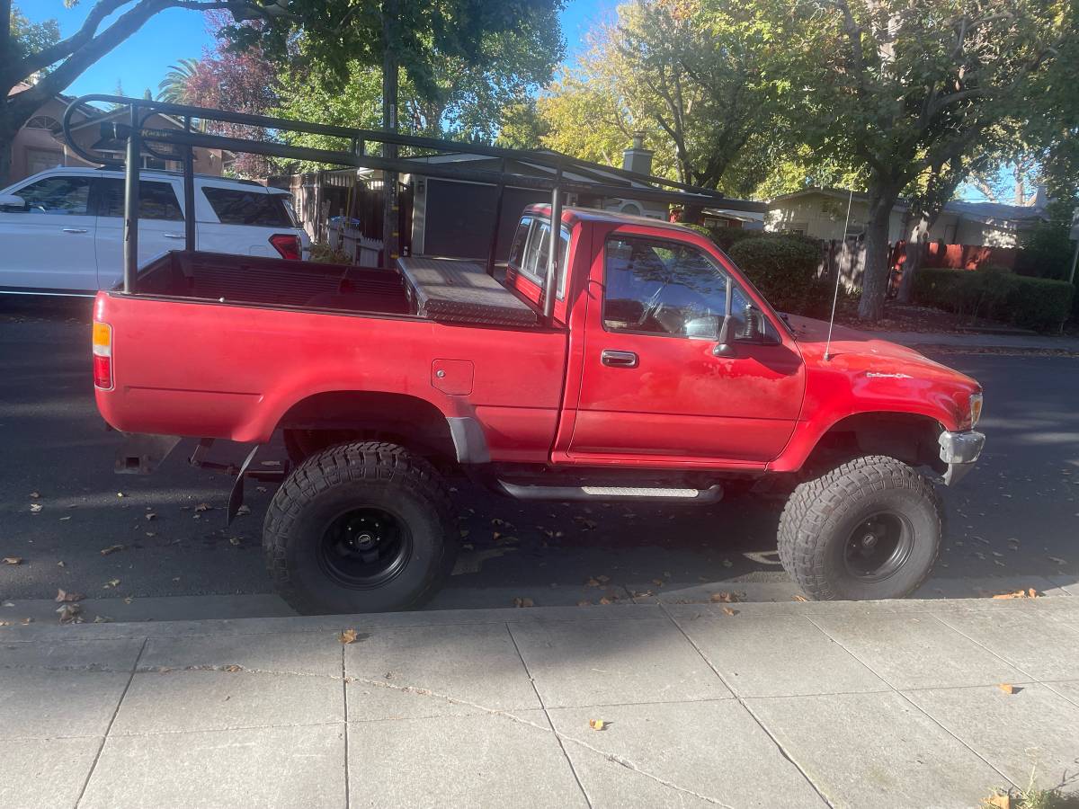 Toyota-pickup-4x4-1990-red-1