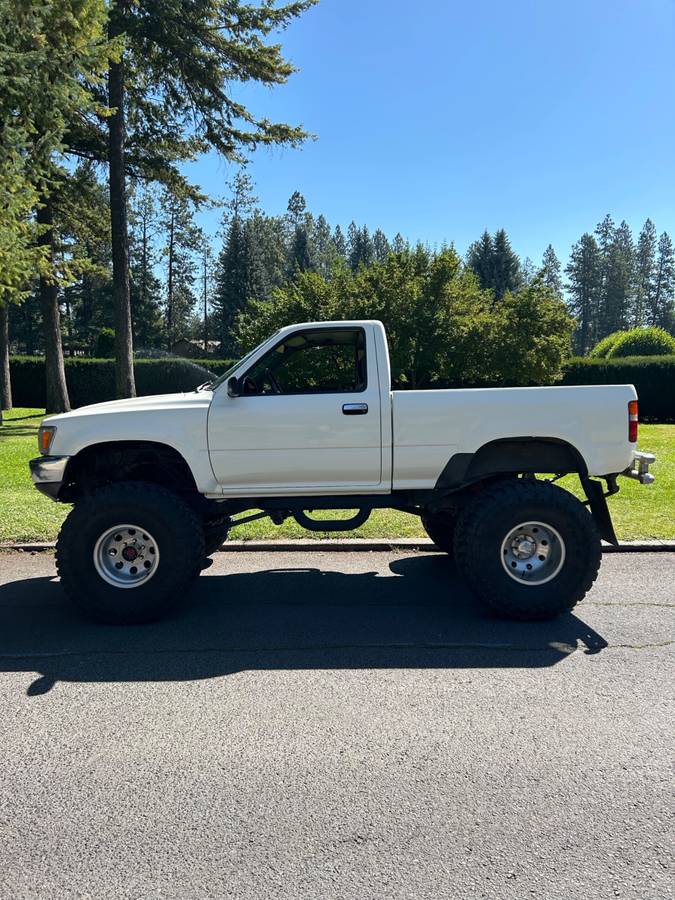 Toyota-pickup-4x4-1990-white-10