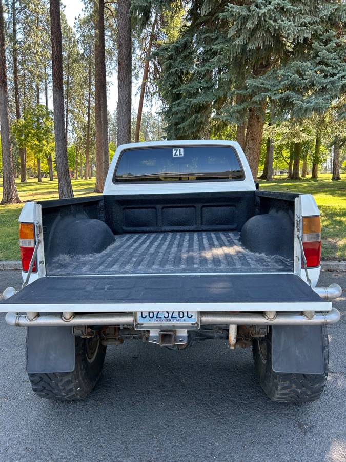 Toyota-pickup-4x4-1990-white-2