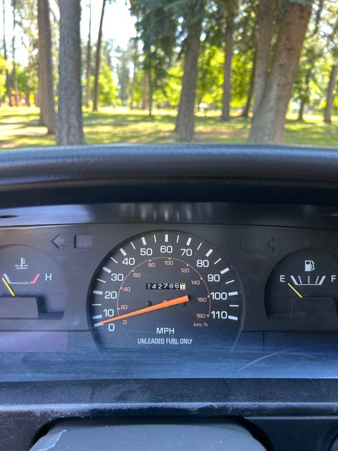 Toyota-pickup-4x4-1990-white-9