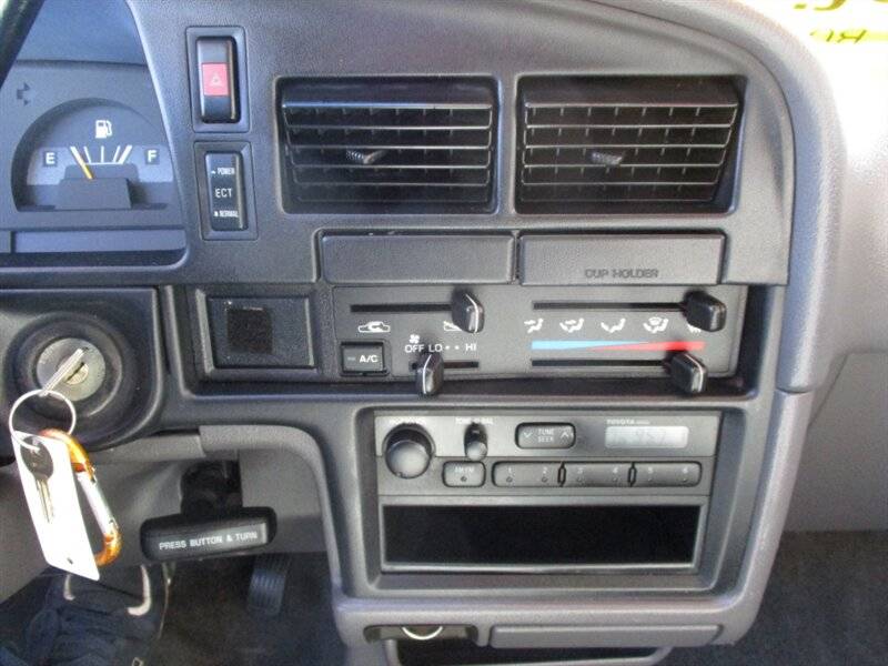 Toyota-pickup-deluxe-1992-green-16