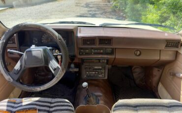 Toyota-pickup-truck-1985-yellow-1