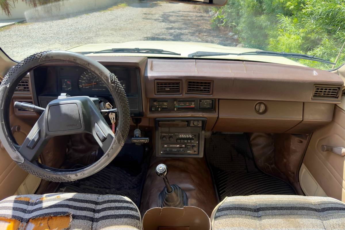 Toyota-pickup-truck-1985-yellow-1