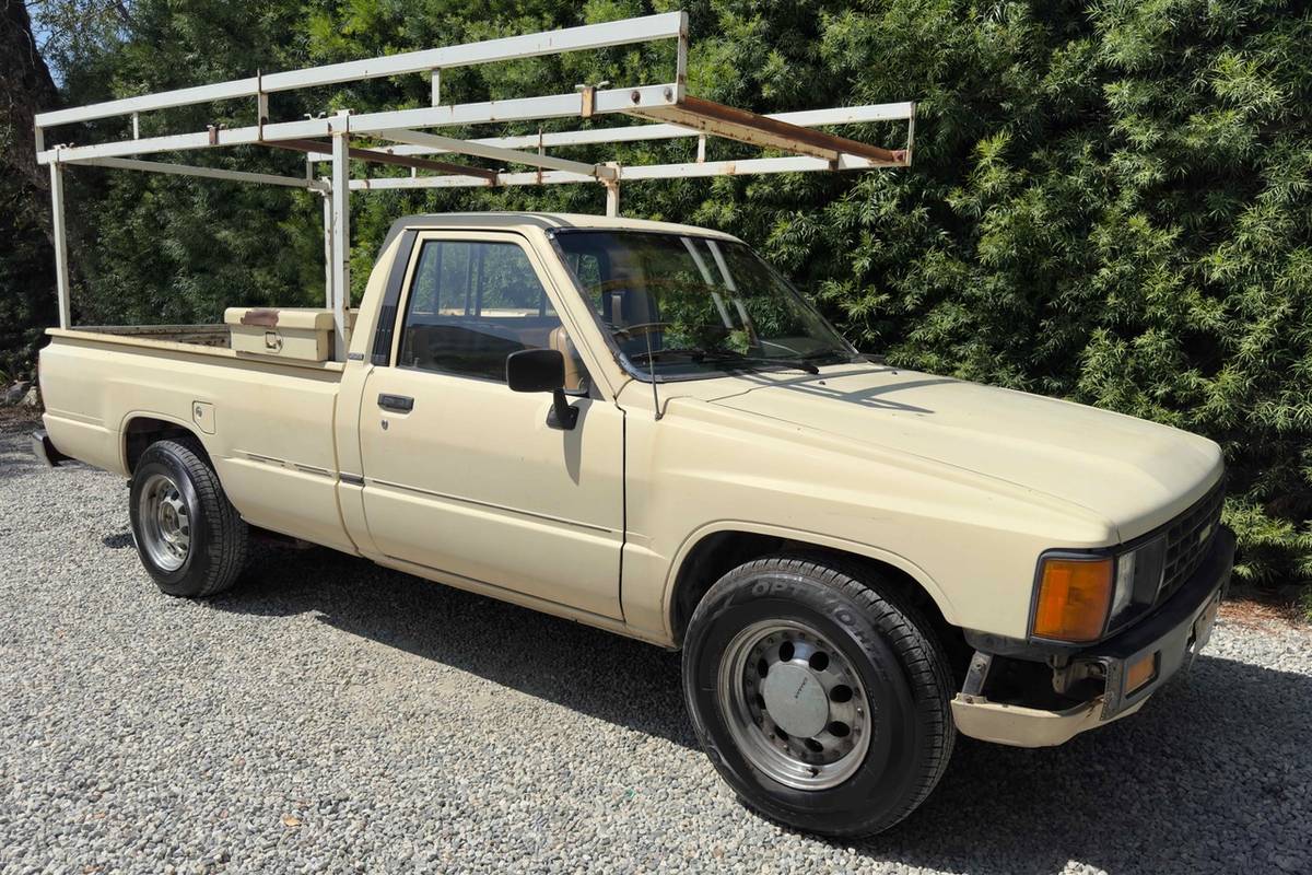 Toyota-pickup-truck-1985-yellow-10