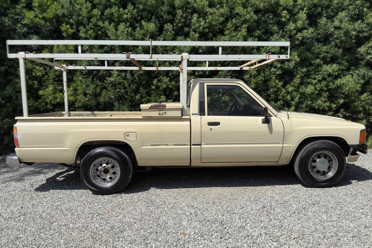 Toyota-pickup-truck-1985-yellow-11