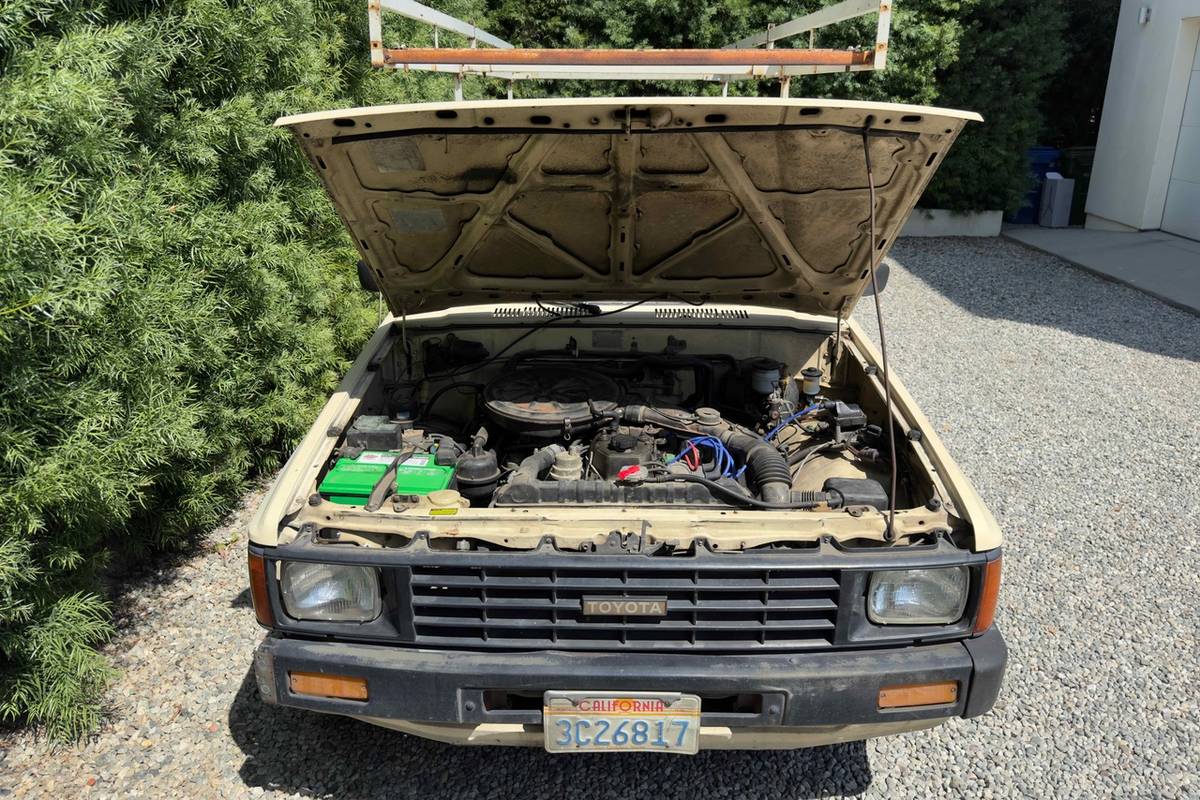 Toyota-pickup-truck-1985-yellow-2