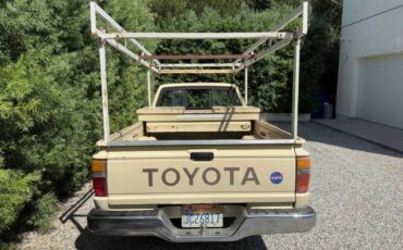 Toyota-pickup-truck-1985-yellow-3