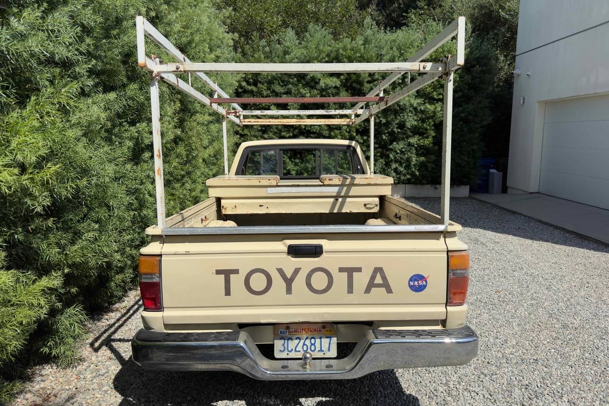 Toyota-pickup-truck-1985-yellow-3