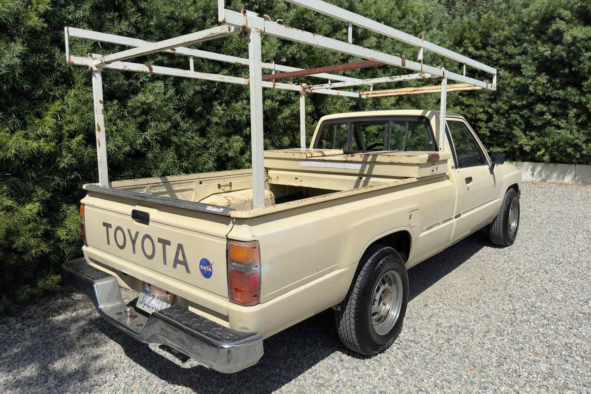 Toyota-pickup-truck-1985-yellow-4