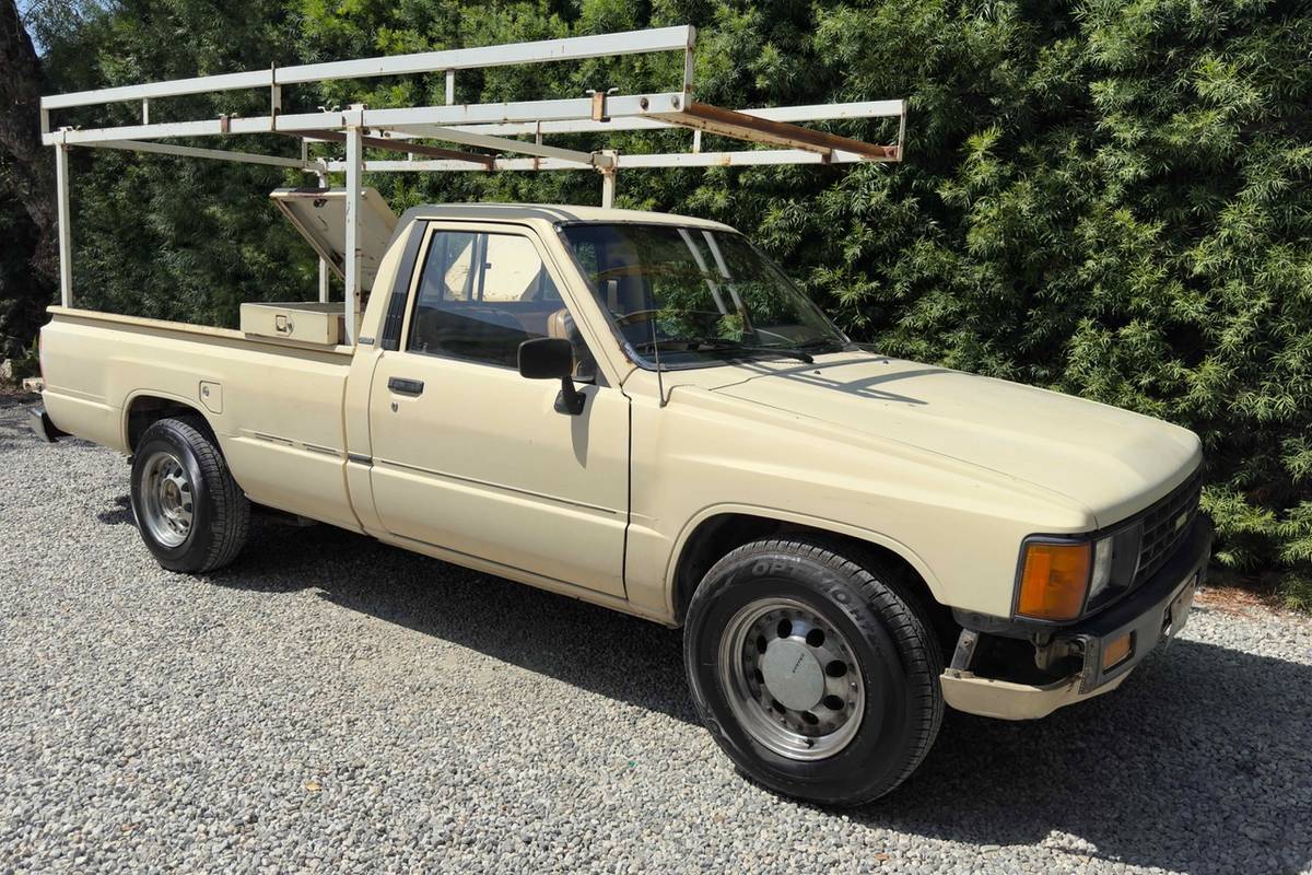Toyota-pickup-truck-1985-yellow-6