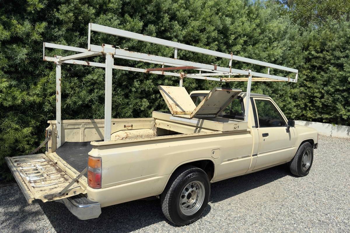 Toyota-pickup-truck-1985-yellow-7